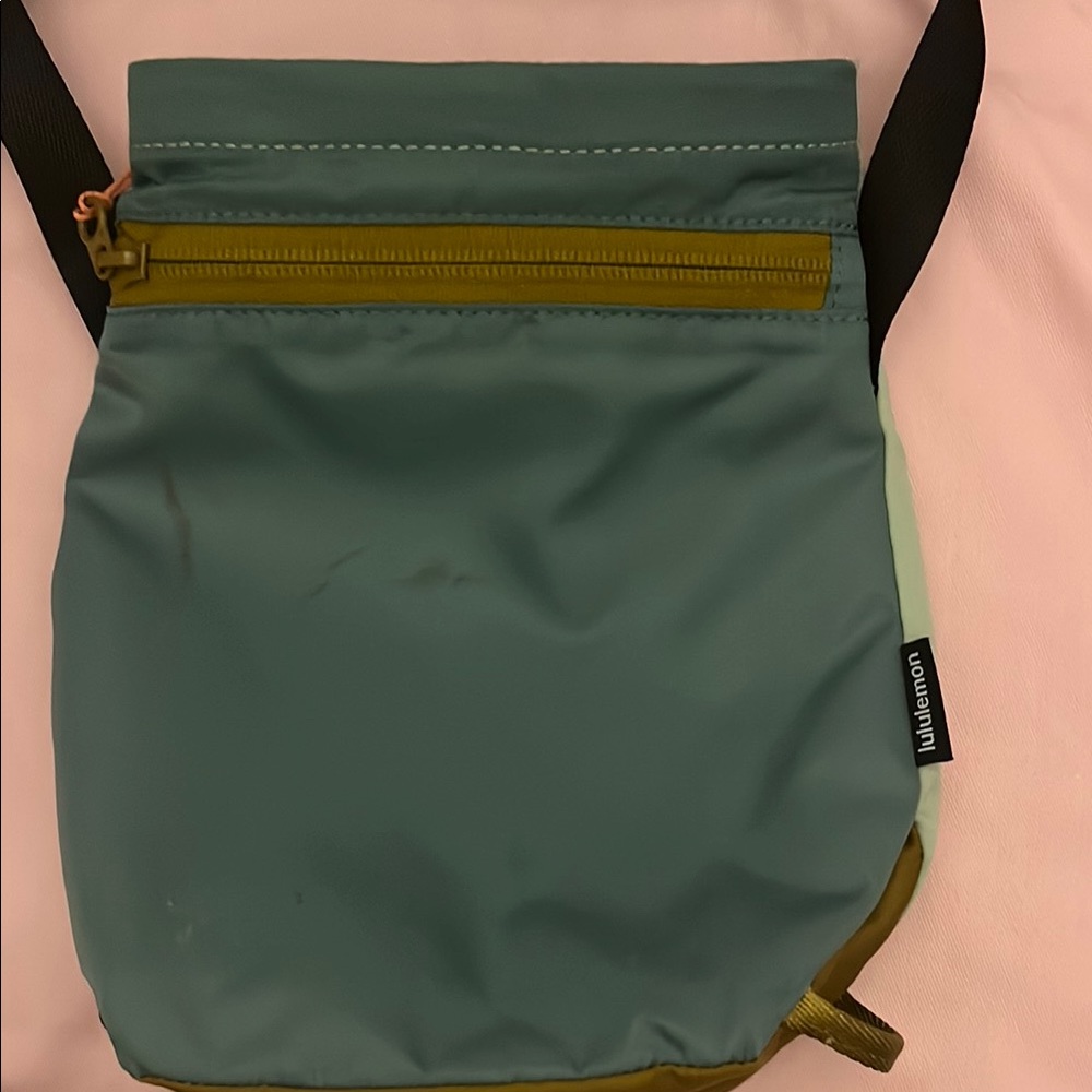 lululemon athletica Green and Olive Satchel water bottle crossbody